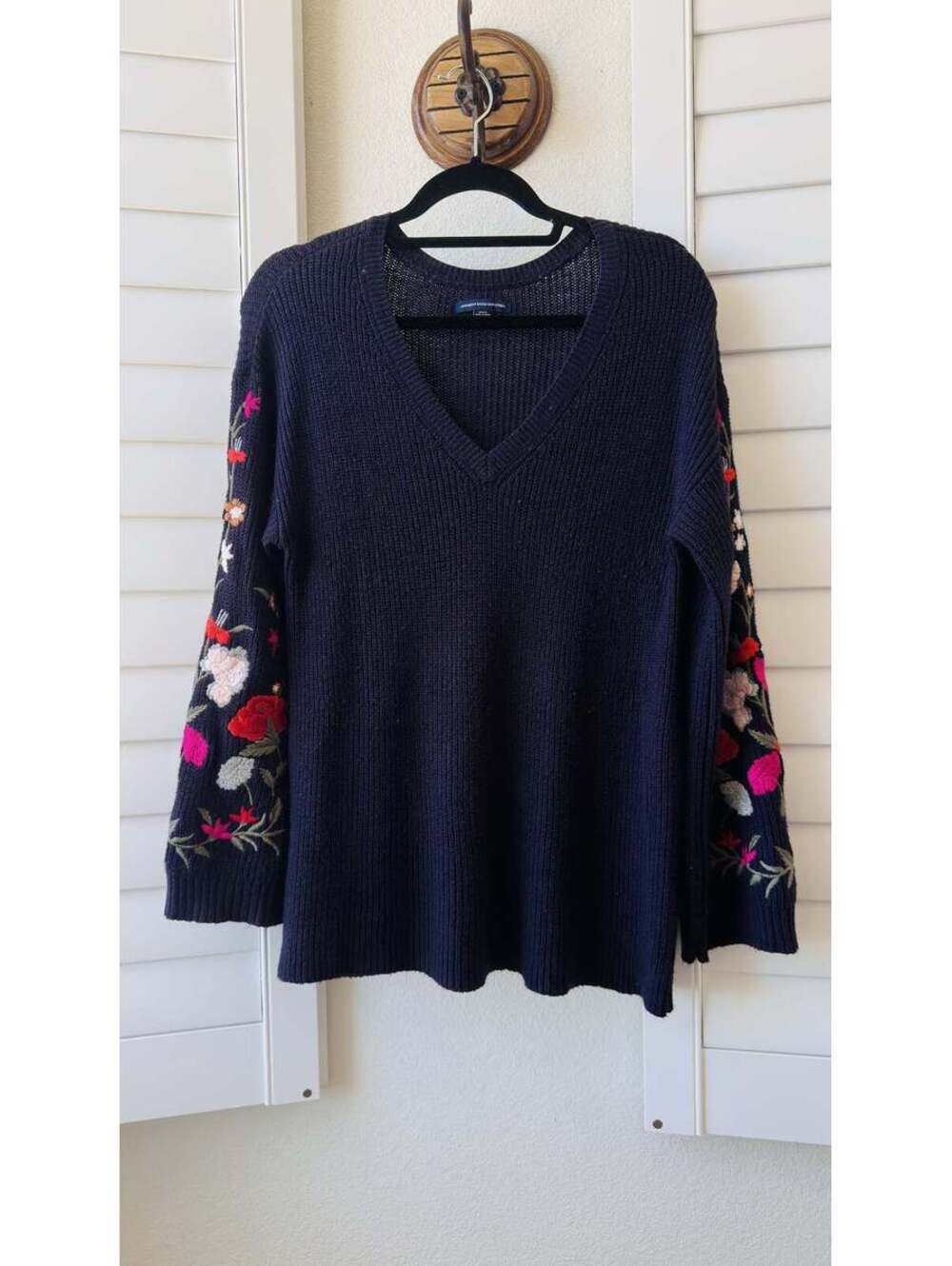 American Eagle Floral Embroidered V-Neck Sweater Size M